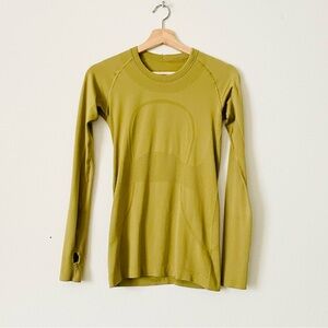 Lululemon SIZE 6 Swiftly Tech Long Sleeve Crew Top in Grape Leaf Silverescent